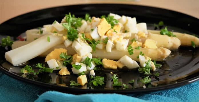 Asperges blanches à la flamande