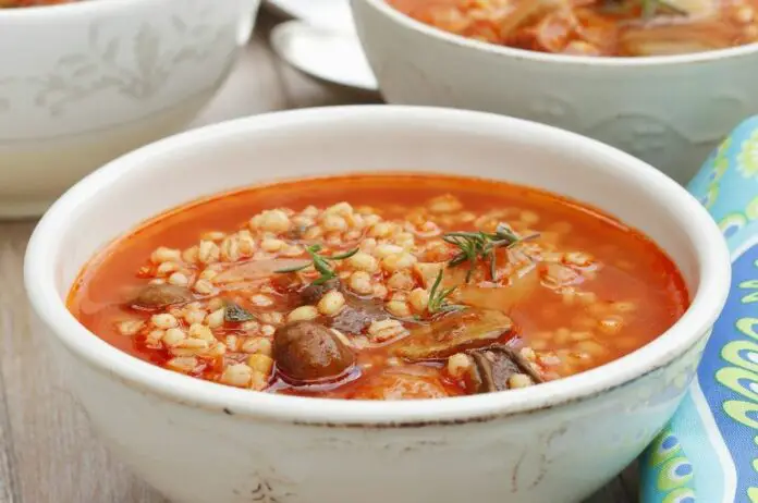 Soupe légère d'orge aux tomates et champignons