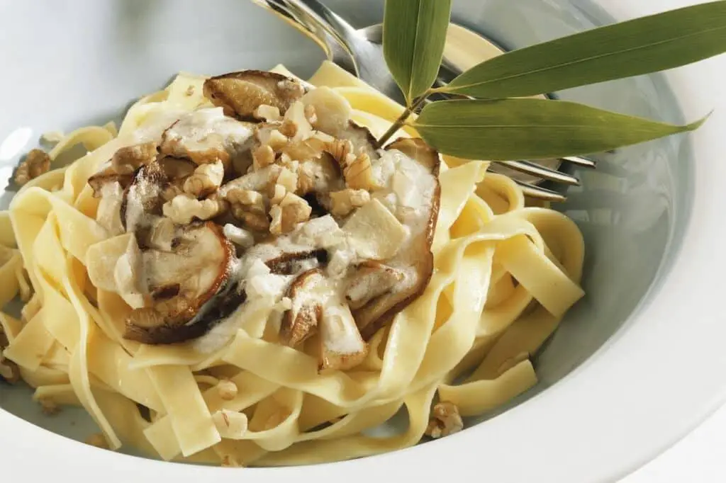 Tagliatelles aux champignons et noix allégée