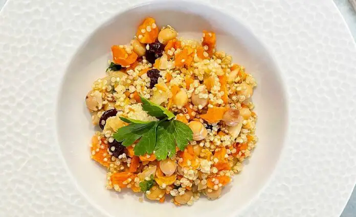 Salade de quinoa, carottes et pois chiches au thermomix