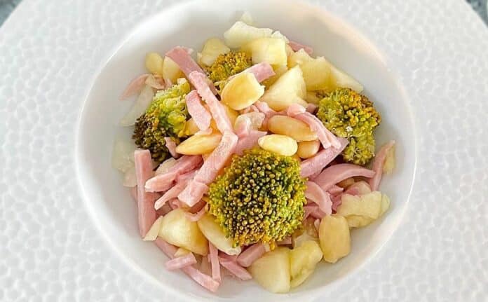 Salade de brocoli au jambon pommes et amandes au Thermomix
