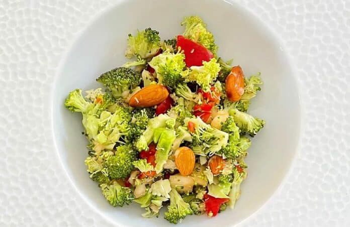 Salade de brocoli poivron rouge et pignons au Thermomix