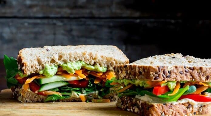 Sandwich Léger aux légumes et houmous