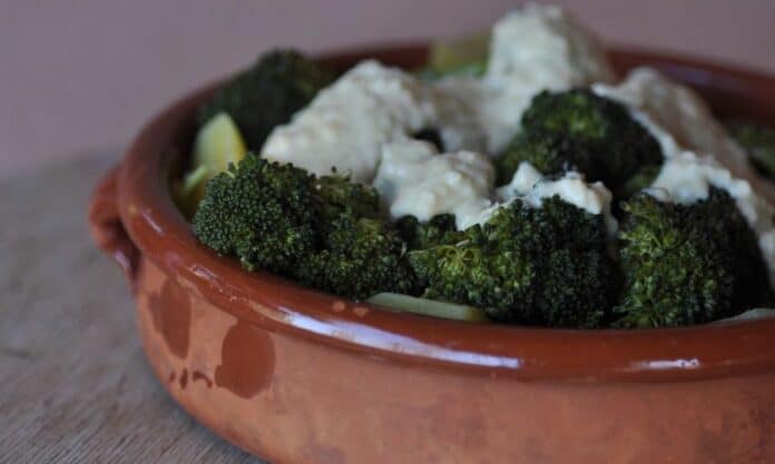 Brocoli avec sauce aux pois chiches à l'ail au Thermomix