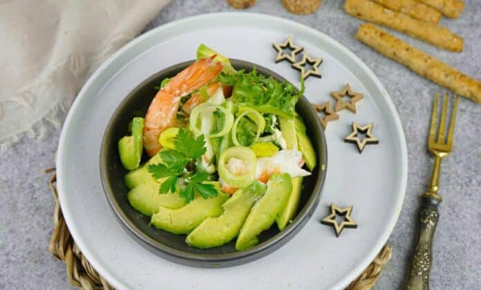 Salade de Noël avec avocat laitue et crevettes