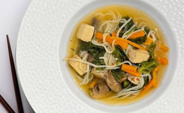 Soupe de nouilles au tofu fumé épinards et champignons de Paris au Thermomix