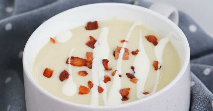 Soupe de pommes de terre et de poireaux au bacon croustillant
