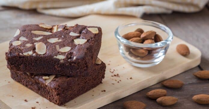 Brownie aux amandes sans beurre : Moelleux et Délicieux !