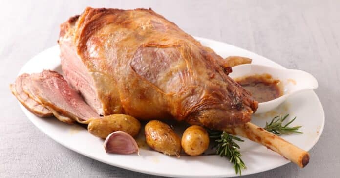 Gigot d'agneau aux pommes de terre et thym : Une explosion de saveurs en bouche !