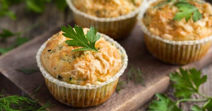 Muffins Légers au fromage ail et fines herbes : Une explosion de saveurs en bouche !