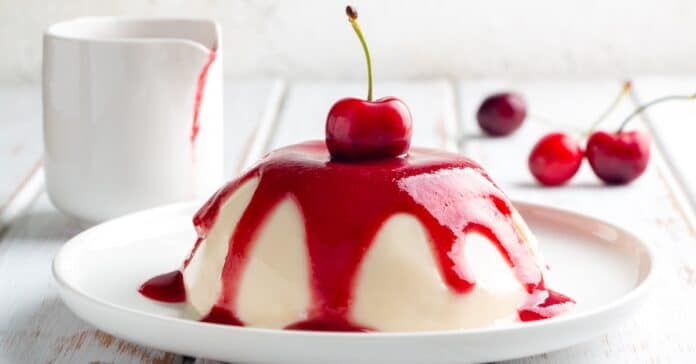 Panna cotta vanille légère au coulis de cerise : Un dessert gourmand pour vous régaler !