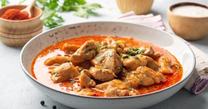 Poulet hongrois au paprika et vin blanc : Un plat savoureux et réconfortant !