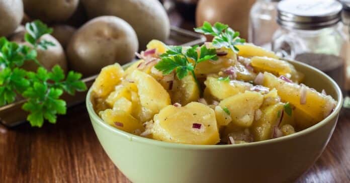 Salade de pommes de terre à l'allemande : Parfaite pour accompagner vos plats !