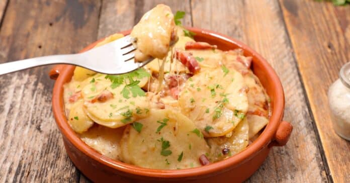 Truffade de pommes de terre lardons et tome fraîche : Un plat savoureux et gourmand !