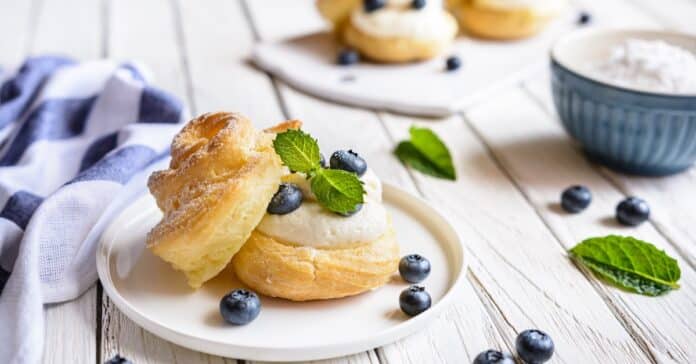 Choux fourrés à la crème à la vanille et aux myrtilles : la douceur à l'état pur