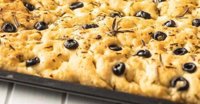 Focaccia aux olives et au fromage : une recette facile et savoureuse pour les amateurs de cuisine italienne.