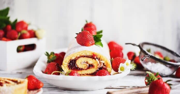Gâteau roulé à la confiture de fraises : Moelleux et Fondant