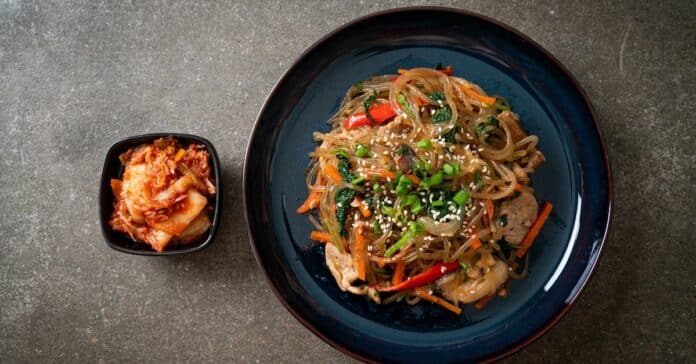 Japchae : Un plat coréen savoureux et coloré