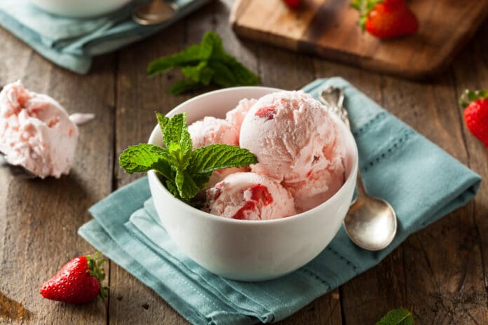 La crème glacée à la fraise au Thermomix - une gourmandise fruitée à partager