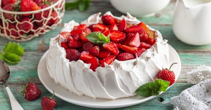 Pavlova aux fraises : Un Dessert Divinement Léger et Fruité