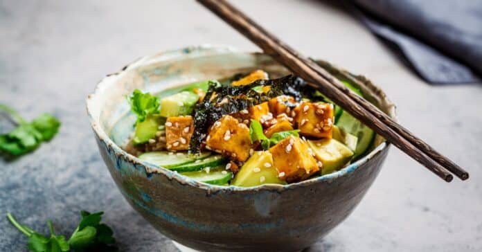 Poke bowl végétalien de tofu mariné : le plat équilibré et savoureux pour une alimentation saine