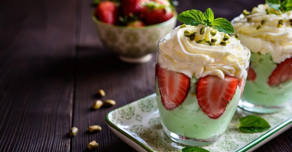 Pudding à la pistache aux fraises et crème fouettée : Le dessert élégant et gourmand