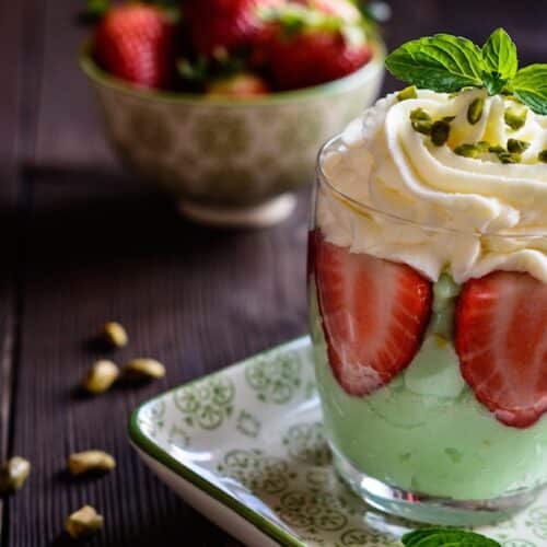 Pudding à la pistache aux fraises et crème fouettée : Le dessert élégant et gourmand