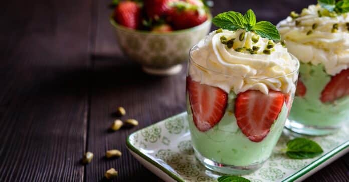 Pudding à la pistache aux fraises et crème fouettée : Le dessert élégant et gourmand