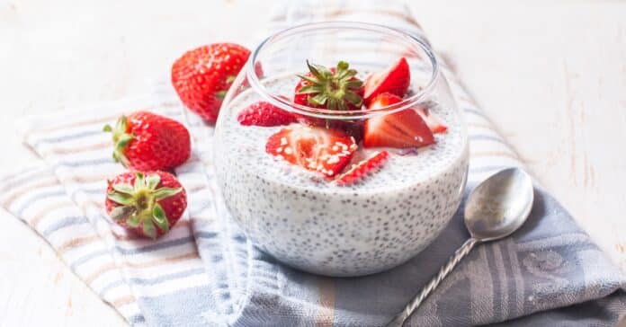 Pudding de chia aux fraises : un petit déjeuner sain et gourmand !