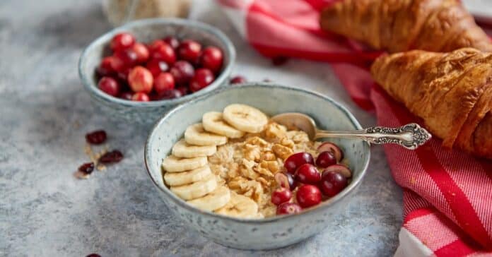 Recette de bouillie d'avoine avec banane canneberges et noix - Petit-déjeuner sain et nourrissant