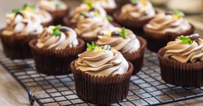 Recette de cupcakes au chocolat avec crème de tiramisu - Gourmandise fait maison