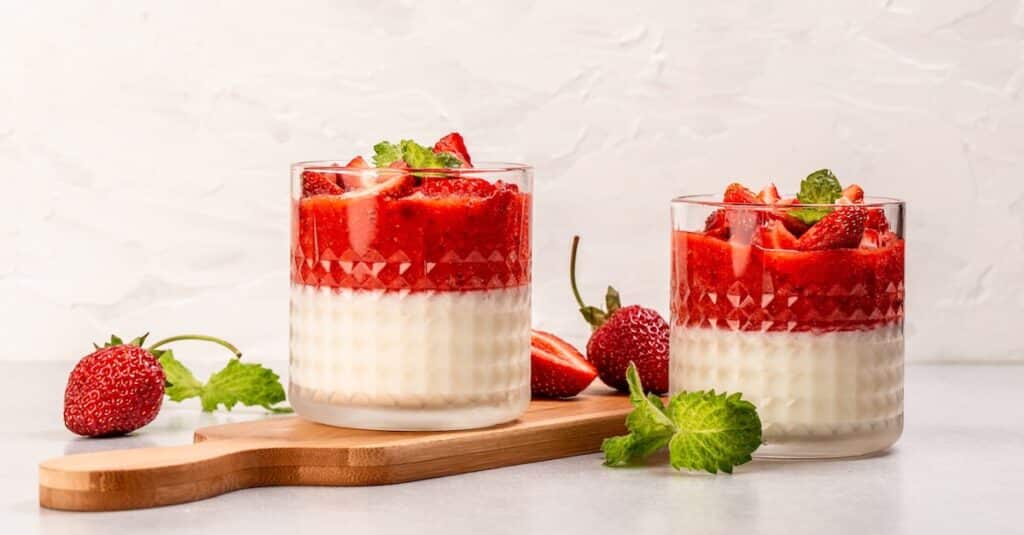 Panna cotta onctueuse à la gelée de fraises : un dessert élégant et raffiné