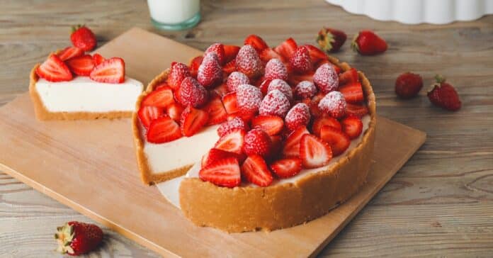 Recette facile de Cheesecake aux fraises : savourez un dessert crémeux et fruité