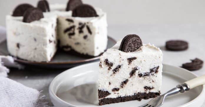 Recette facile de cheesecake Oreo sans cuisson : Le plaisir gourmand à déguster sans allumer le four !