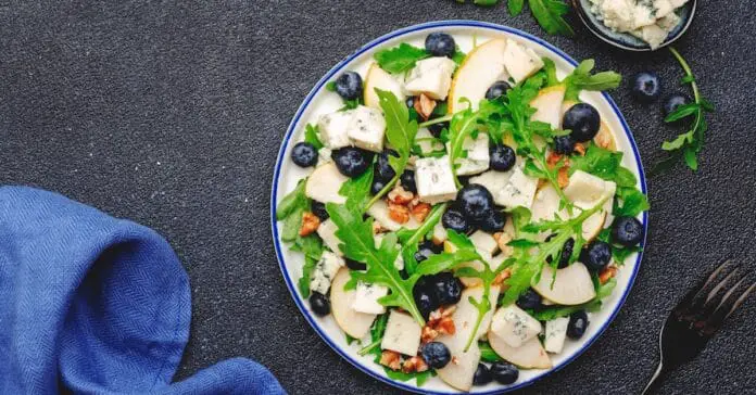 Salade de Roquette aux Poires Myrtilles et Noix : Un Festival de Saveurs Fraîches