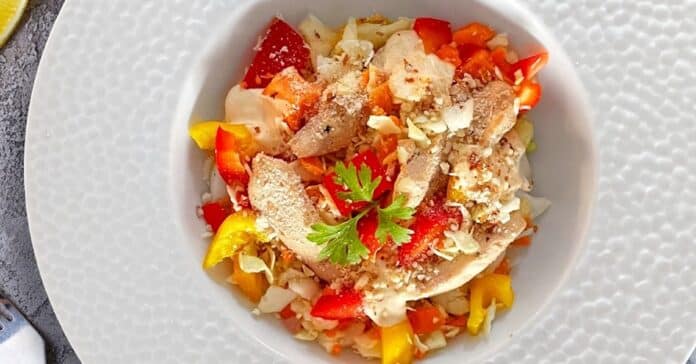 Salade de chou chinois poivron carottes et poulet au Thermomix : idéale pour une journée ensoleillée