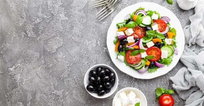 Salade grecque : Une explosion de saveurs méditerranéennes