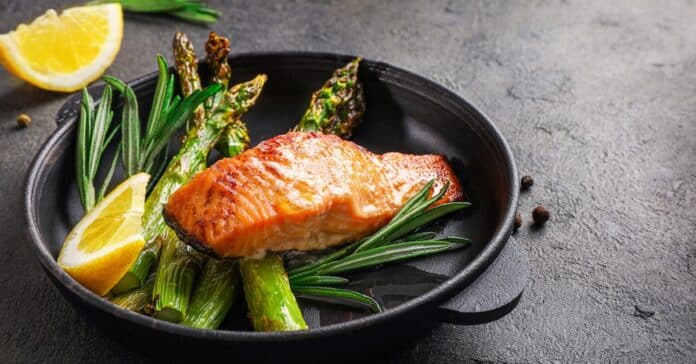 Saumon au four avec des asperges : Un Plat Équilibré qui Fond en Bouche