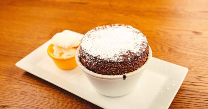 Soufflé au Chocolat : Un Dessert Divin qui Fond dans la Bouche