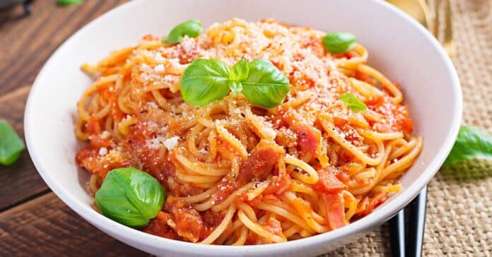 Spaghetti all'amatriciana - Un plat de pâtes italien savoureux et traditionnel