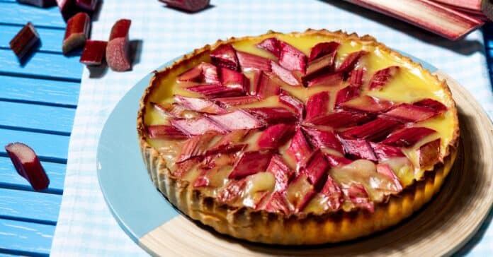 Tarte à la rhubarbe : Un dessert acidulé et gourmand pour les amateurs de saveurs authentiques !