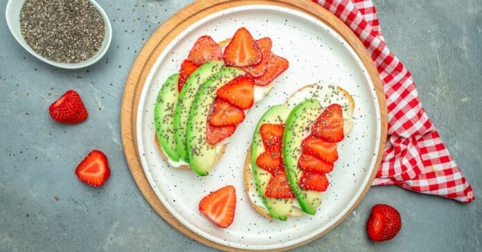 Recette de Toast à l'Avocat et Fraises : Un En-Cas Sain et Gourmand