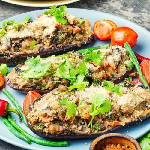 Aubergines au four farcies aux champignons et tomates : Un plat végétalien irrésistible