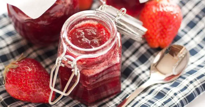 Confiture fraise-rhubarbe au Thermomix : La douceur fruitée à tartiner qui vous fera craquer !