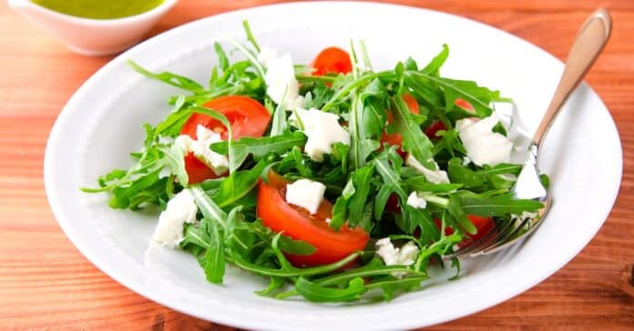 Recette de salade gourmande : Roquette, tomates et fromage feta, un trio de saveurs irrésistibles