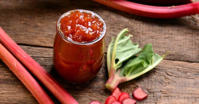 Recette facile de confiture de rhubarbe : régalez-vous avec cette délicieuse gourmandise