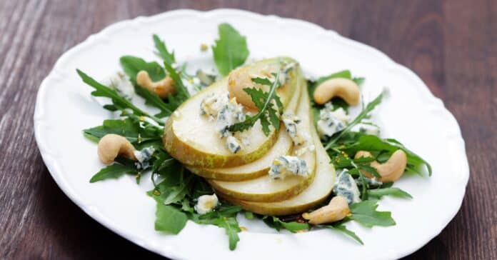 Salade au fromage bleu poire et noix de cajou : Un festival de saveurs dans votre assiette