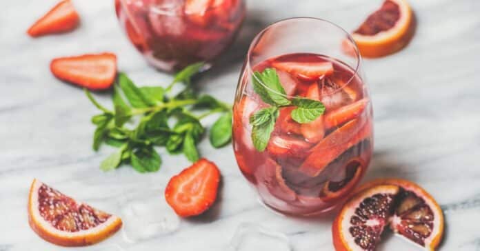 Sangria d'été à l'orange sanguine et aux fraises : le cocktail fruité par excellence