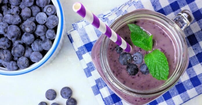 Smoothie vitaminé aux bleuets et à la menthe : une boisson saine à déguster avec plaisir