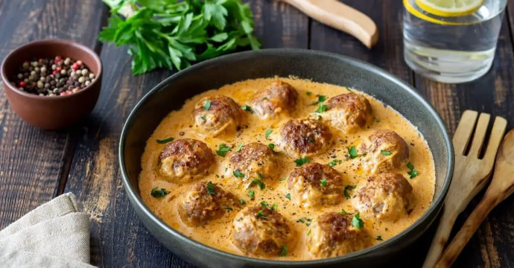 Boulettes de viande suédoises en sauce à la crème au Thermomix : Un voyage gourmand en Scandinavie